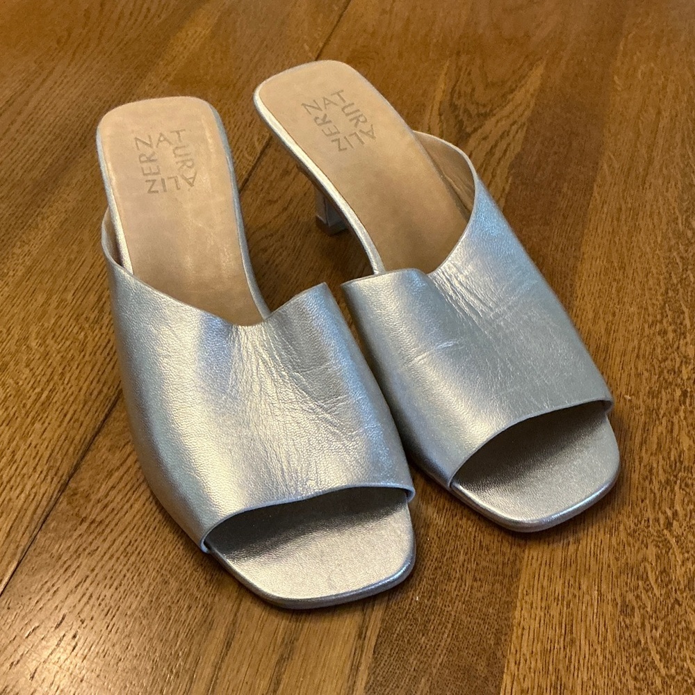 Woman’s Naturalizer silver heeled slide. Size 9.5. Leather uppers. Heel is 2.5”.